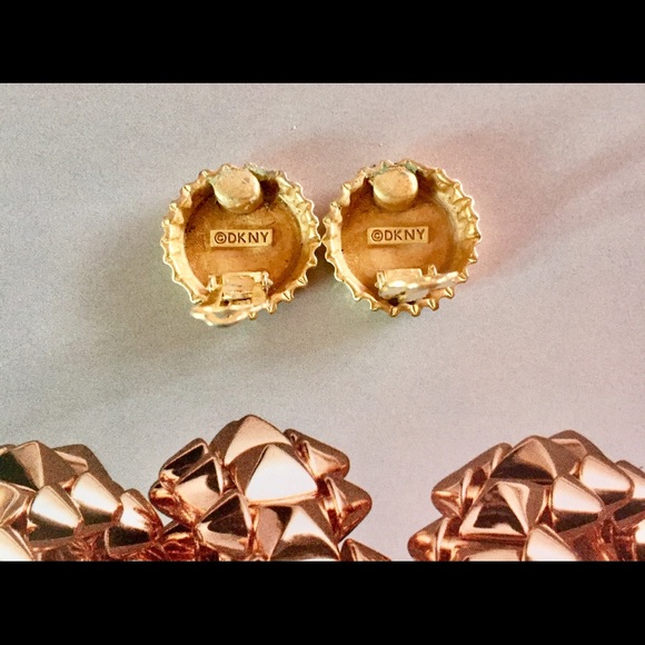 1980s Donna Karan Bottle Cap Clip on Earrings - Picture 3 of 3